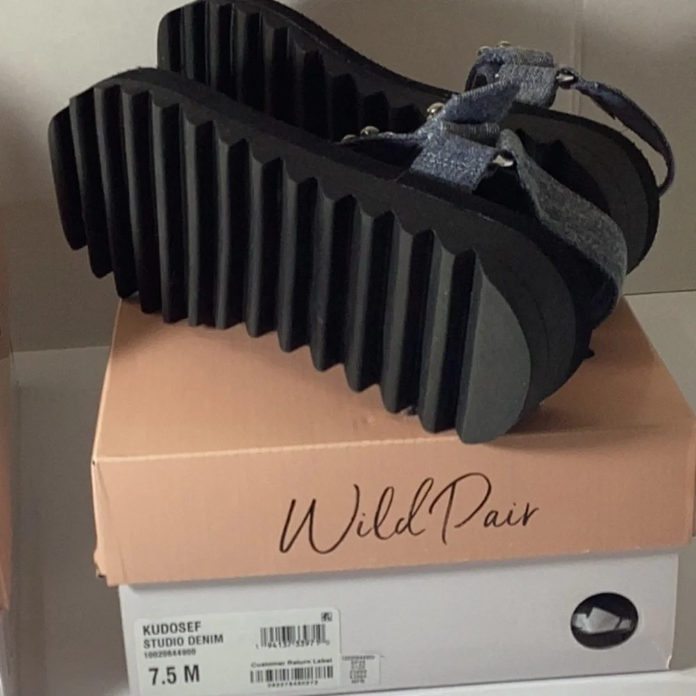 WILD PAIR Kudose Sporty Embellished Sandals
